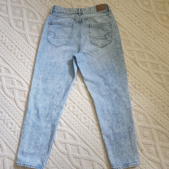 AMERICAN EAGLE MOM JEANS LIGHT WASH - Picture 2 of 16